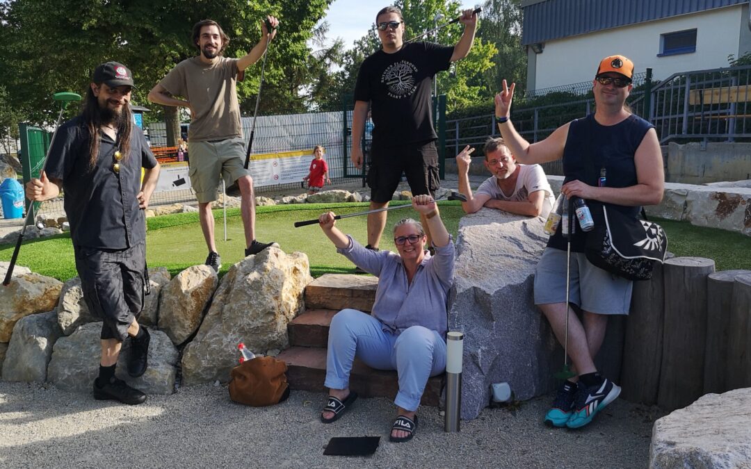 APLAWIA ganz persönlich – Das Online-Team beim Mini-Golf