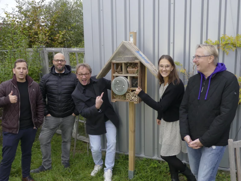 KNAUF-Team und APLAWIA-Geschäftsführer Sebastian Därr präsentieren stolz das neue Bienenhotel