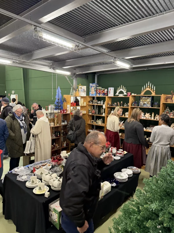 Besucher auf dem APLAWIA-Weihnachtsmarkt